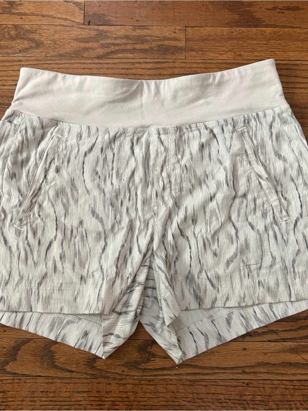 Athleta White and Light Gray Trekkie North Shorts 8 EUC